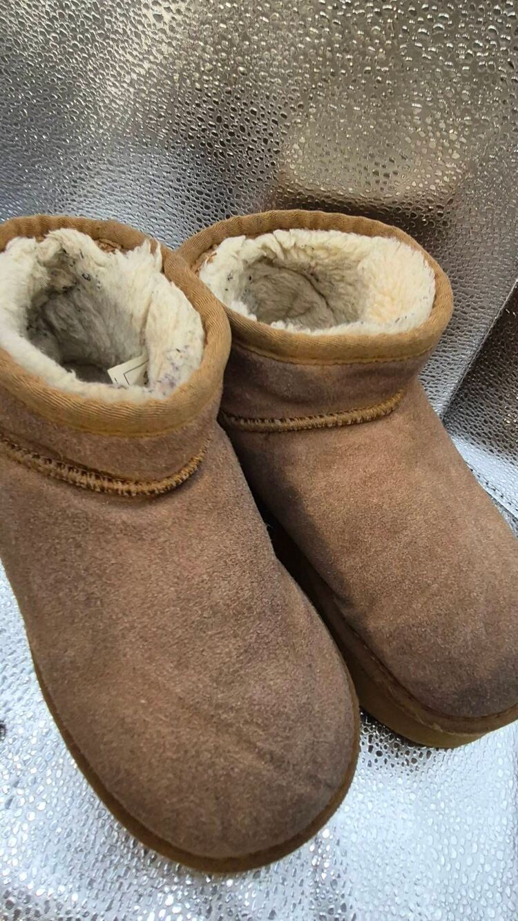 UGG - Picture 4 of 9